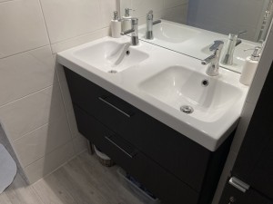Photo de galerie - Pose d'un meuble de salle de bain, vasque, robinet et miroir
