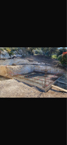 Photo de galerie - Préparation des fondations avec ferraillage avant coulage de la dalle béton.