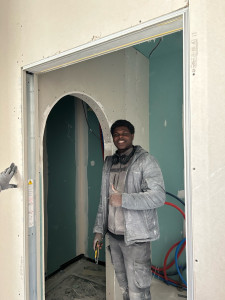 Photo de galerie - Porte de douche et toilettes dans le batiment en tant que plaquiste 