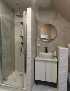 Photo de galerie - Rénovation complète d'une salle de bain ( plomberie, électricité, carrelage, mur en placo/mur en plaques de plâtre, peinture et enduit plafond)