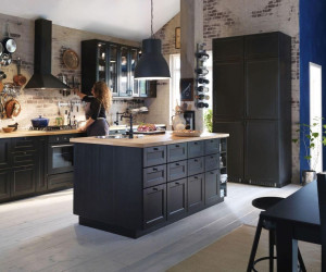 Photo de galerie - Chaque cuisine, même celle achetée en grande surface comme Ikea, Leroy Merlin ou Conforama, peut avoir l'aspect d'une cuisine sur mesure. Si un espace libre de 10 ou 20 cm subsiste entre le mur et les meubles, je suis en mesure de fabriquer dans la même c