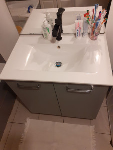 Photo de galerie - évier de salle de bain avec son meuble 