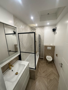 Photo de galerie - Pose le meubles de vasques + miroir et parois de baignoire + pose le Wc suspendu et mitigeur de baignoire 