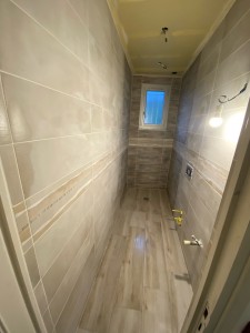 Photo de galerie - Réalisation du sol et de la faïence d’une salle de bain avec bac à douche à l’italienne 