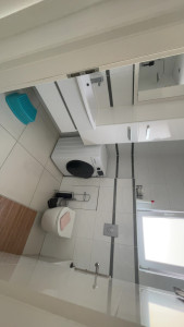 Photo de galerie - Nettoyage complet de la salle de bain et des toilettes : lavabo, sanitaires, douche et surfaces nettoyés avec soin pour un résultat propre, désinfecté et impeccable.