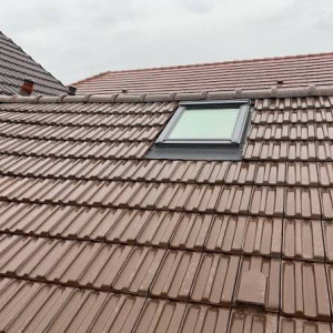 Photo de galerie - Pose d’un Velux et d’une nouvelle toiture 
