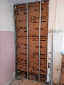 Photo de galerie - Préparation mur en placo hydrofuge avec isolation pour montage paroi de douche.