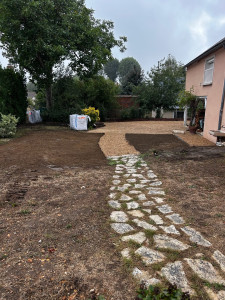 Photo de galerie - Aménagement extérieur d’un parking pour voiture, pose de bordure en traverse pour délimiter le chemin d’accès à la maison de la terre