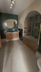 Photo de galerie - Plomberie, carrelage, murs, meubles de salle de bains, baignoire, robinetterie et béton lisse