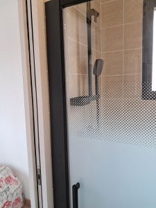 Photo de galerie - Finition de l'installation de la porte ? de douche 