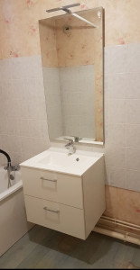 Photo de galerie - Optimisez votre espace avec élégance ! 
Découvrez notre dernière réalisation : l'installation d'un meuble vasque suspendu au design épuré, surmonté d'un grand miroir lumineux. Un choix parfait pour moderniser une salle de bain .