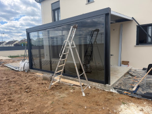 Photo de galerie - ✨ Pergola aluminium moderne sur mesure ✨   Toiture vitrée ou polycarbonate • Structure haut de gamme • Fermeture vitrée coulissante • Pose rapide et soignée • Devis gratuit ?