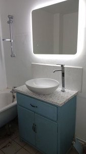 Photo de galerie - Changement d'un lavabo après 

adapation d'une vieille commode en meuble lave main. pose revêtement, découpes du meuble et pose faiences