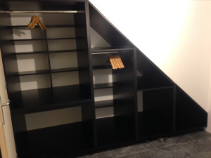 Photo de galerie - Agencement sous escalier sur mesure