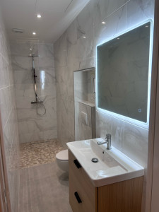 Photo de galerie - Rénovation complète d’une salle de bain avec reprise complète de l’éclairage. Création d’une douche à l’italienne et Carrelage.
