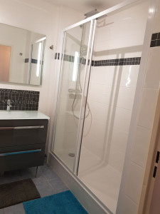 Photo de galerie - Rénovation complète d’une petite salle de bain, bac à douche, paroi, meuble lavabo, miroir