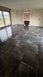 Photo de galerie - Pose Carrelage sol format 60x60 couleurs spéciales joint couleur noir. 