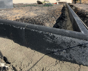 Photo de galerie - Pose de bordures béton pour allée 
