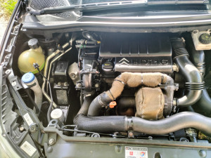 Photo de galerie - Distribution complète sur moteur PSA 1,6 HDI + pompe à eau remplacer des 4 joints injecteurs, joint du couvre culbuteur + joint spi des arbre à (cames vilo)  huile filtre à huile nettoyage moteur, et remplacement du pare-chaleur dont j'ai eu l'idée. 