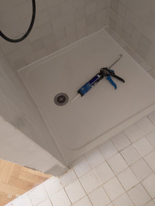 Photo de galerie - Réparation un receveur douche qui bouge plus fuite d'eau et refaire Les joints 