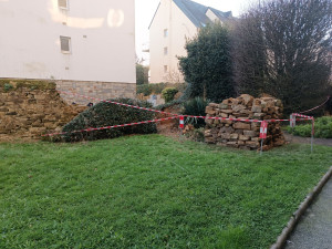 Photo de galerie - Les pierres sont trier rangé et pied du mur nettoyer ( 15 rue cesar lorient )
