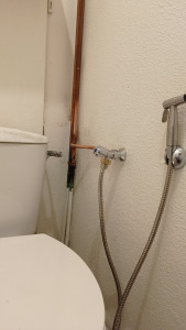 Photo de galerie - Raccordement de la douchette à une conduite d’eau en cuivre.