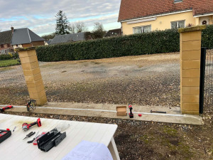 Photo de galerie - Pose d’une longrine pour un portail coulissant 