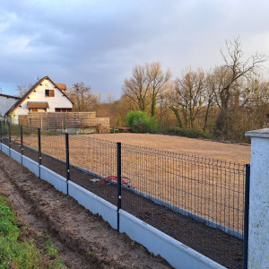 Photo de galerie - Création clôture ,terrassement,pose de gravier,terre végétale 