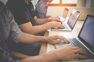 Photo de galerie - Apprentissage d'utilisation d'appareils informatiques