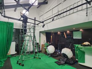 Photo de galerie - Exemple de l'installation des rails suspendus pour accrocher projecteurs dans un studio.