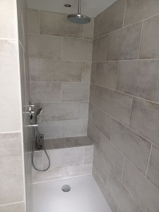 Photo de galerie - Réalisation d une douche avec banc et mitigeur encastré 