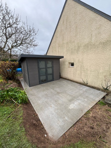 Photo de galerie - Réalisation d’une dalle et construction d’un cabanon en composite 