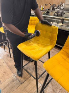 Photo de galerie - Nettoyage de 10 chaises pour une boulangerie 