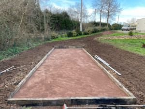 Photo de galerie - Création d’un terrain de pétanque et reprise du gazon 