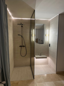 Photo de galerie - Modification d’un placard dans une chambre en salle de bain 