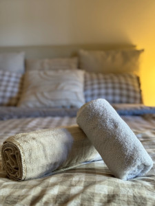Photo de galerie - • Ménage pro & Linge : Entretien rigoureux entre deux départs pour viser les 5★ (dès 25 €).