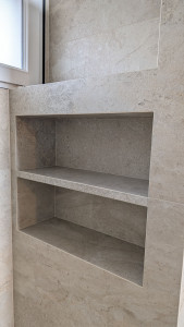 Photo de galerie - Étagères assemblées avec des carreaux biseautés à 45° et des coins recouverts d'époxy.