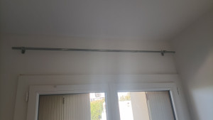 Photo de galerie - Fixation du Tringle à rideaux       




