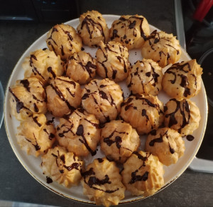 Photo de galerie - Profiteroles. Peut être préparée avec de la crème ou de la crème de blancs d'œufs. 