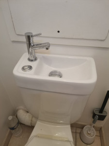 Photo de galerie - Installation d'un réservoir chasse d'eau avec lave main 