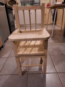 Photo de galerie - Petite chaise haute pour poupon beau cadeau pour Noël tout fait main