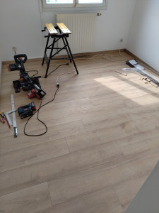 Photo de galerie - Pose parquet flottant et plinthes 