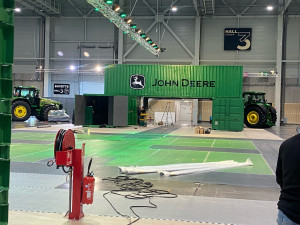 Photo de galerie - Montage stand John Deere