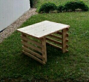 Photo de galerie - Réalisation d'une table basse de jardin à partir de bois de palette