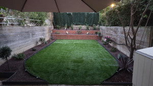 Photo de galerie - Création et aménagement de jardins sur mesure : gazon synthétique, plantations, massifs, bordures et finitions pour un extérieur propre, harmonieux et agréable à vivre. 