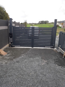 Photo de galerie - Création d une longrine et pose d
 un portail 
