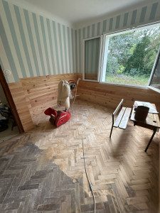 Photo de galerie - Pose de parquet de seconde main, pose de tapisserie et de sous-bassement en lambris