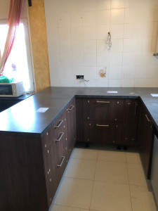 Photo de galerie - Montage et pose complète des meubles haut et bas, plan de travail, évier, plaque de cuisson et four encastré. Finitions soignées et alignement précis pour un rendu moderne et épuré.