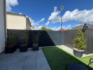 Photo de galerie - Aménagement avec clôture sur mur de soutènement en L