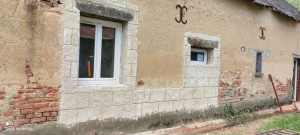 Photo de galerie - Réalisation des ouvertures pour poser des fenêtres dans un vieux corps de ferme avec finition enduit effet pierre
